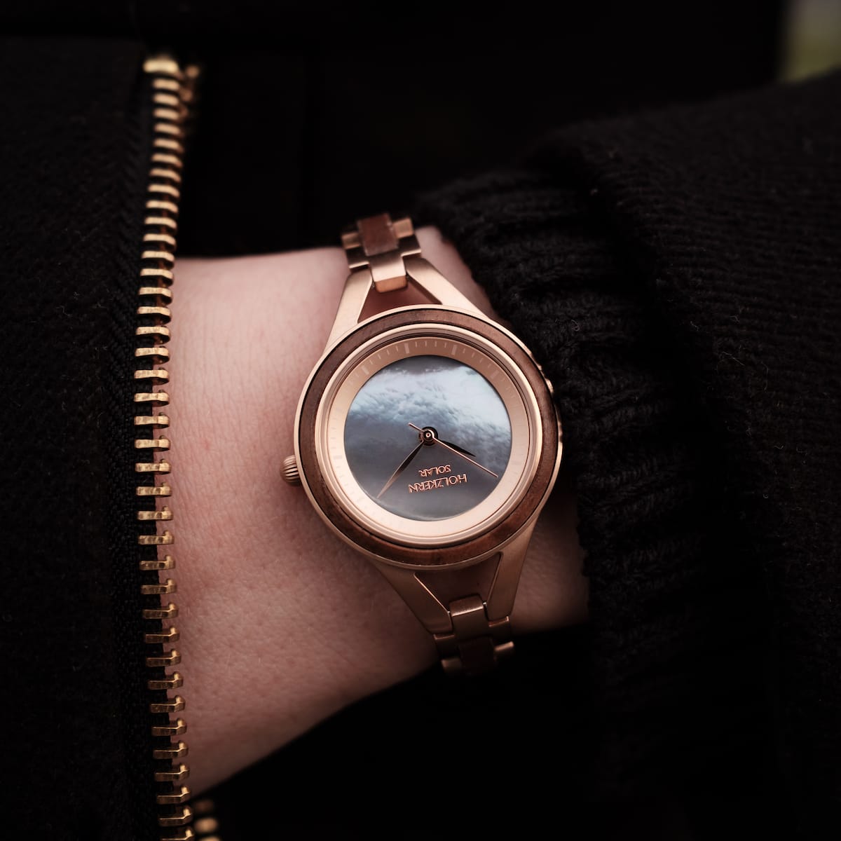 "Fatima" watch with walnut and nacre accents, featuring an elegant and timeless design.
