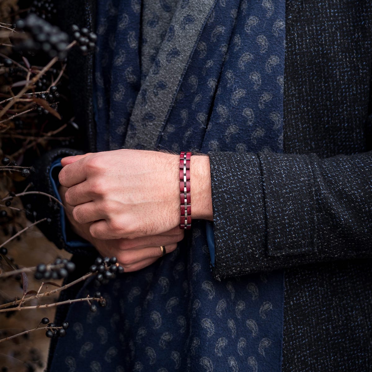 Bracciale "Fantasia" in amaranto e argento con un design elegante e moderno.