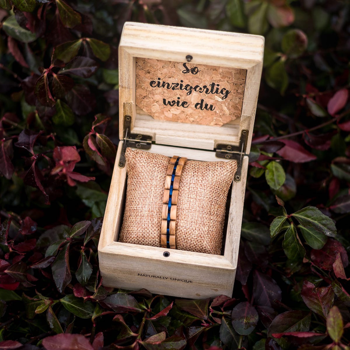 Bracciale "Fantasia" presenta un frassino e un design blu in una scatola di legno ammortizzata rustica.