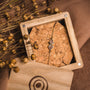 Bracciale "Mosaic" con un design in noce e oro in stile elegante e naturale.