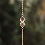 "Bracciale Mosaic", un elegante bracciale in noce e oro con un design a mosaico.