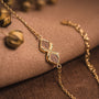 "Bracciale Mosaic", un bracciale con eleganti accenti in noce e oro in un design a mosaico.