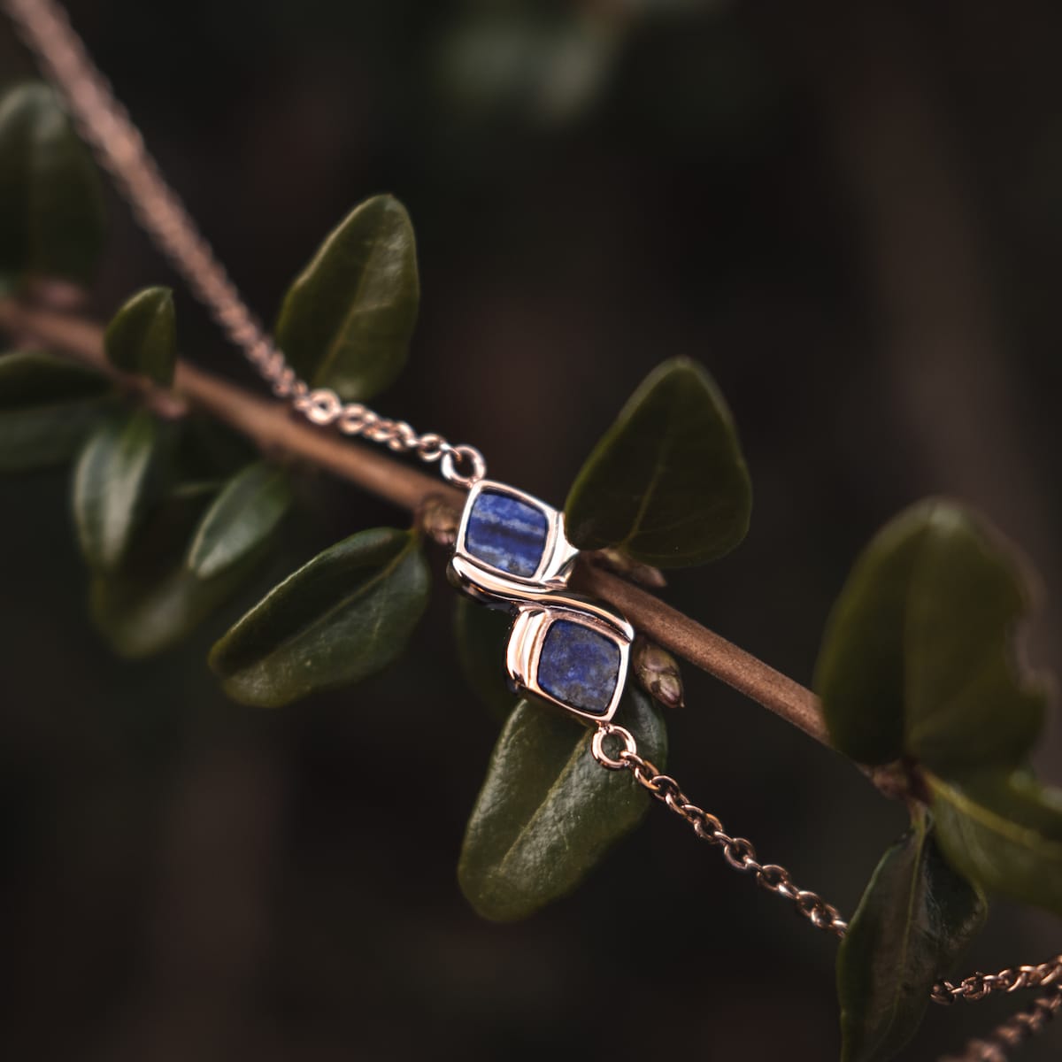"Bracciale Mosaic", un bracciale a mosaico con lapis lazuli e accenti in oro rosa, caratterizzato da un design naturale ed elegante.
