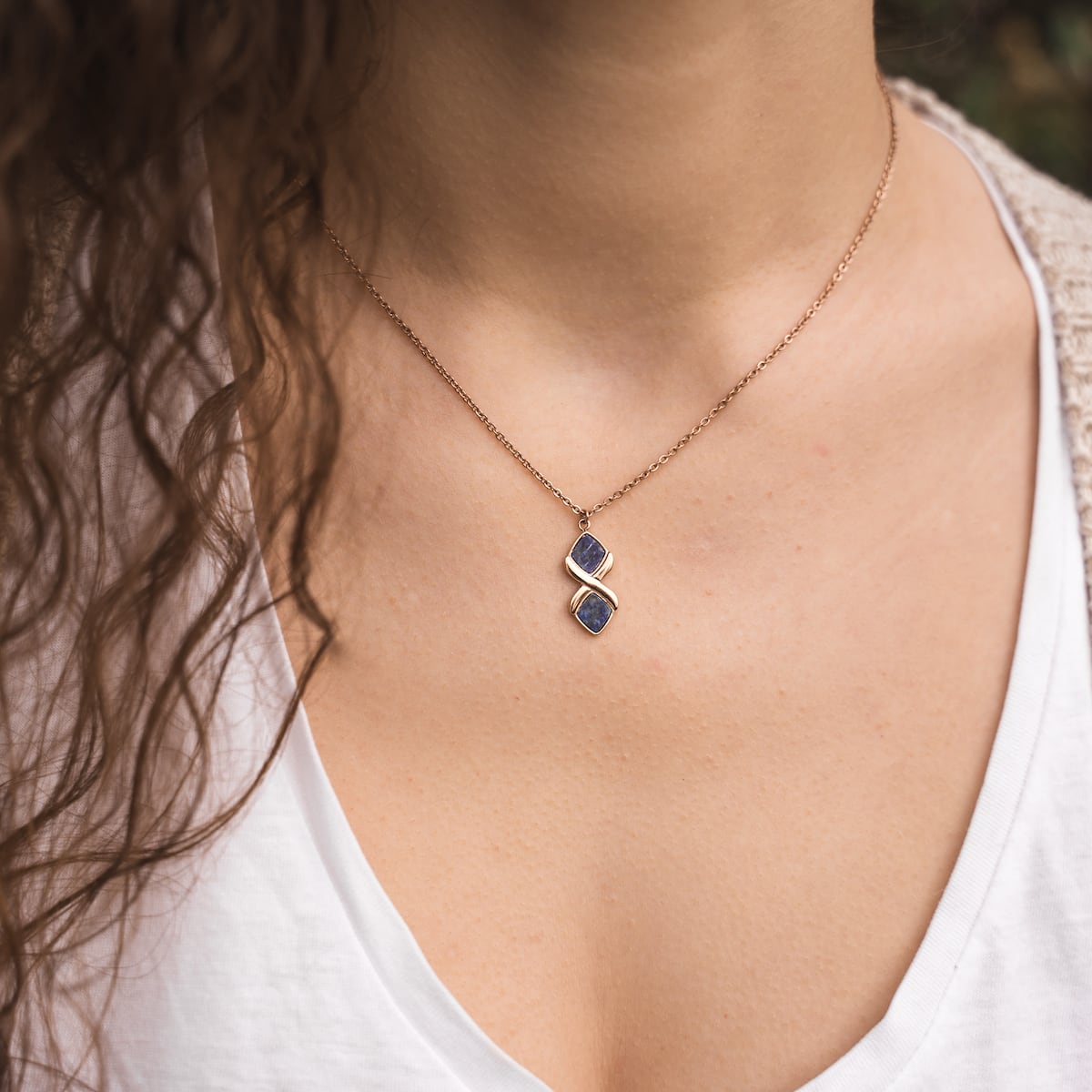 "Collana Mosaica", un elegante lapis lazuli e collana in oro rosa con un design a mosaico.
