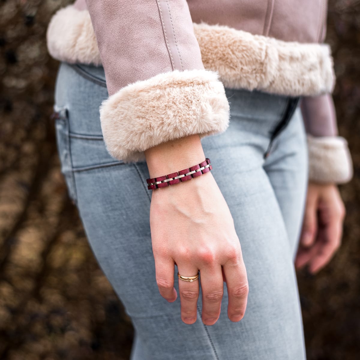 Bracciale "Fantasia" con toni amaranto e argento, con un design intrecciato.