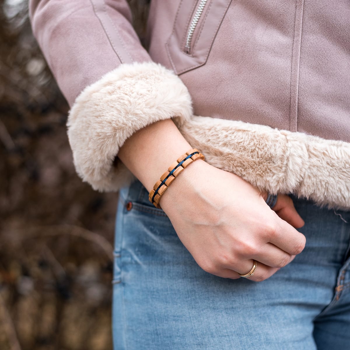 Bracciale "Fantasia" con accenti di ulivo e blu, elegantemente in stile al polso.