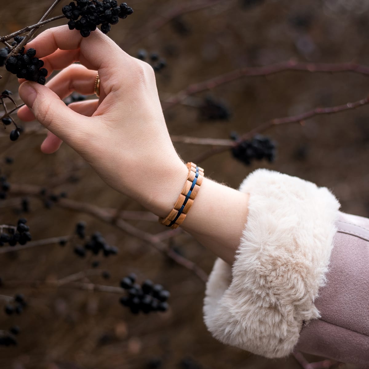 Bracciale "Fantasia" in legno di ulivo e blu, con un design elegante e moderno.