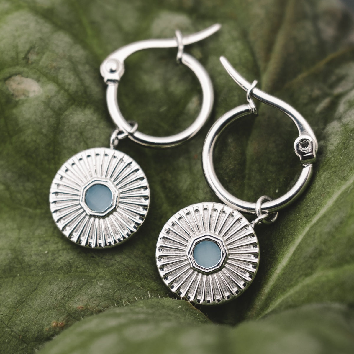 "Stencil orecchini": Eleganti orecchini a cerchio in argento con accenti ispirati all'acquamarina con un design luminoso e texture.