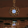 Collana "Composition Collana" presenta un design in oro con un centrotavola blu nacre, riflettendo eleganza e raffinatezza.