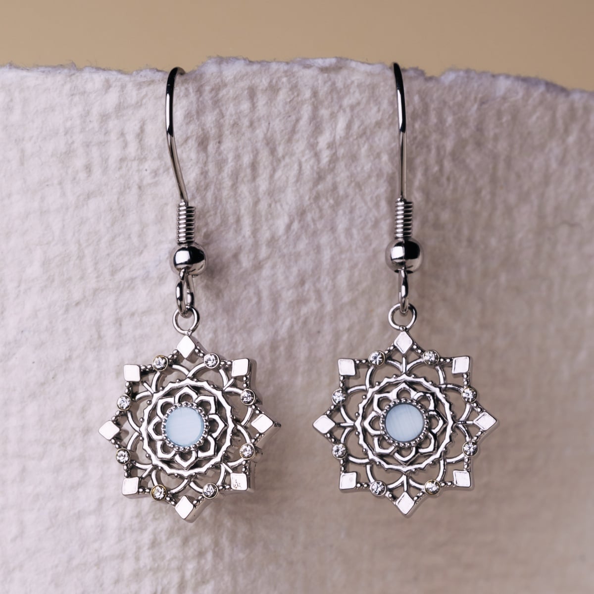 Gli orecchini "Aphonia" sono caratterizzati da un design geometrico e intricato, aquamarina e argento.