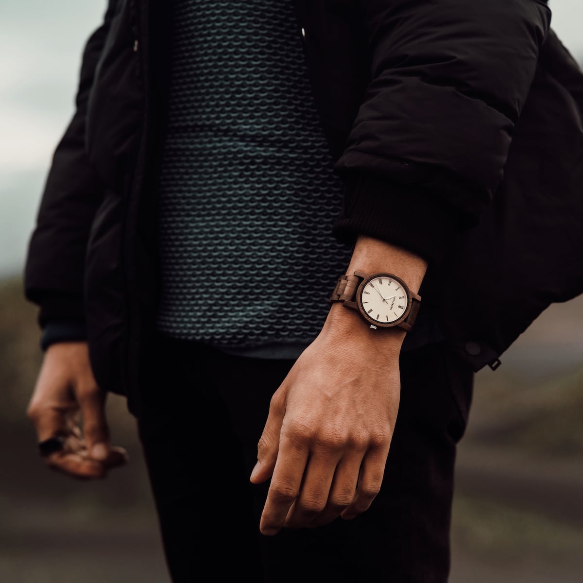 Orologio "Fall Dusk" con materiali in noce e acero, dal design rustico ed elegante.
