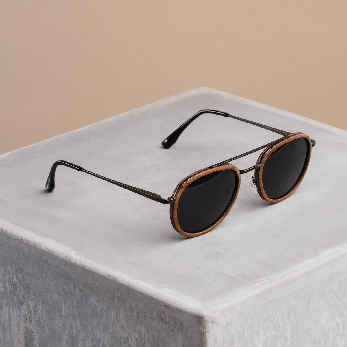 "The Risky" sunglasses in walnut and dark grey, featuring a sleek and modern design.