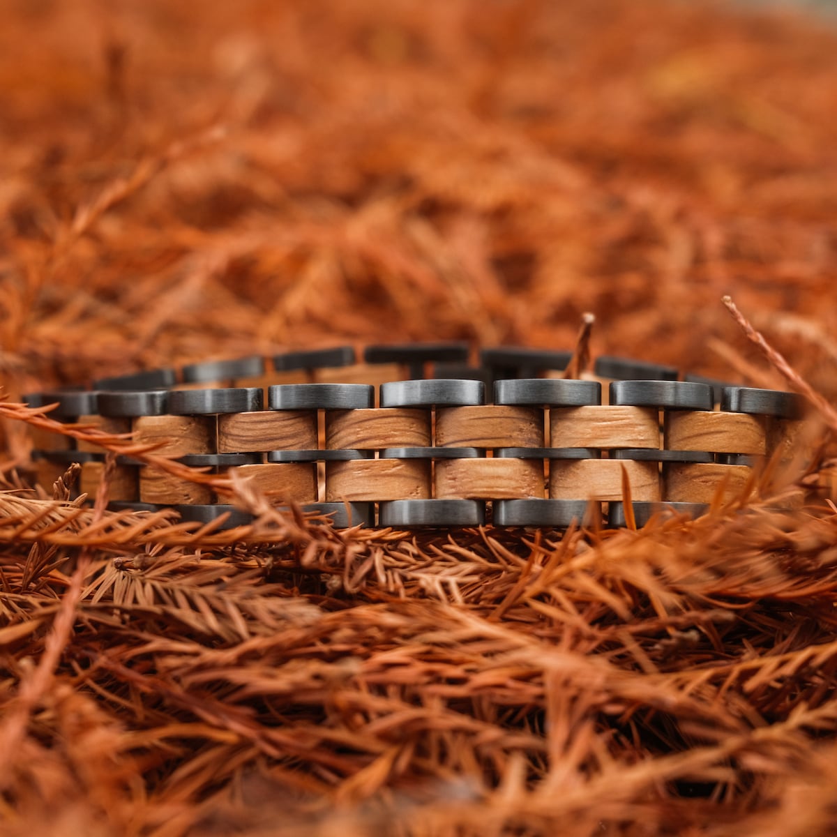 "Kanon" bracelet with oak and grey materials, featuring a rustic woven style.