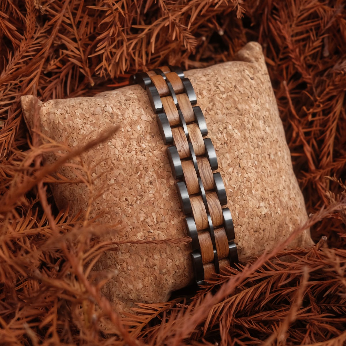 "Kanon" bracelet showcasing oak and grey materials in a natural, rustic style.