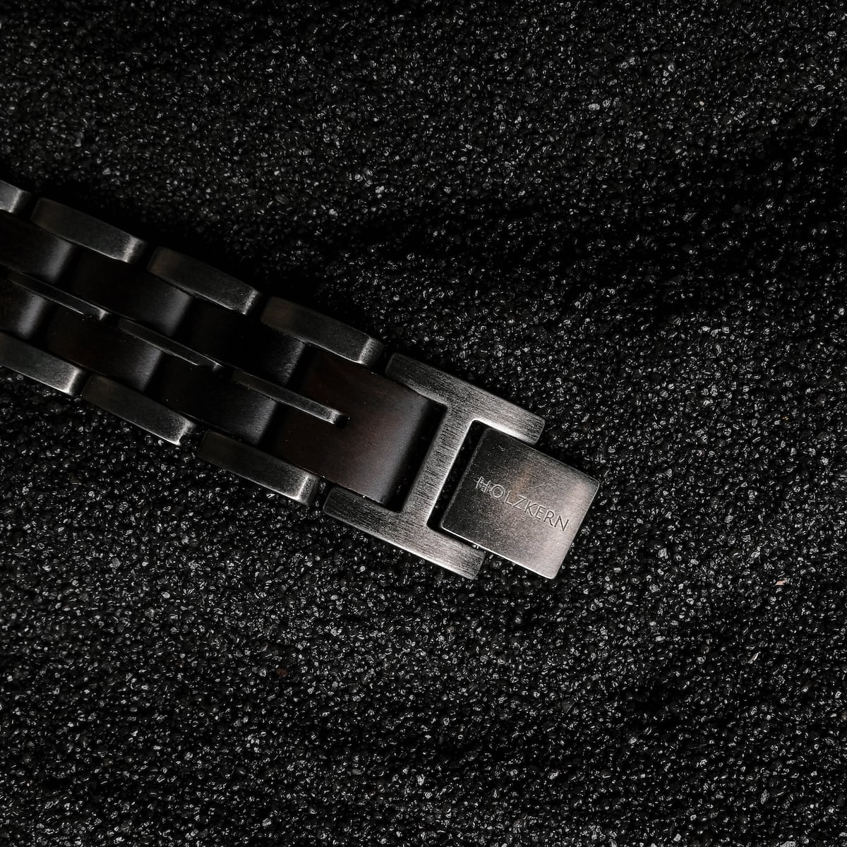 "Kanon", un elegante bracciale con finitura acero e argento antico, caratterizzato da un design elegante e moderno.