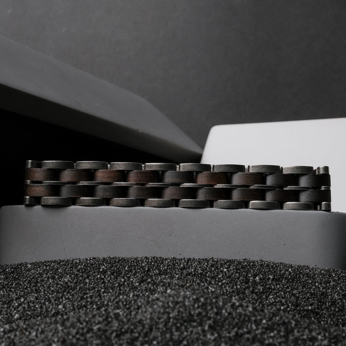 Bracciale "Kanon" con acero e argento antico con un design elegante e moderno.