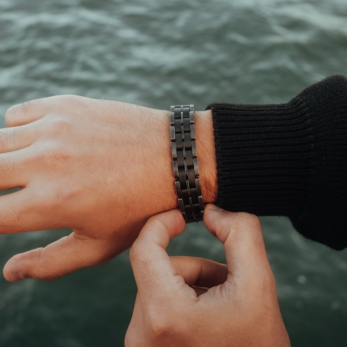Bracciale "Kanon" con un design elegante e moderno con accenti acero e argento antico.