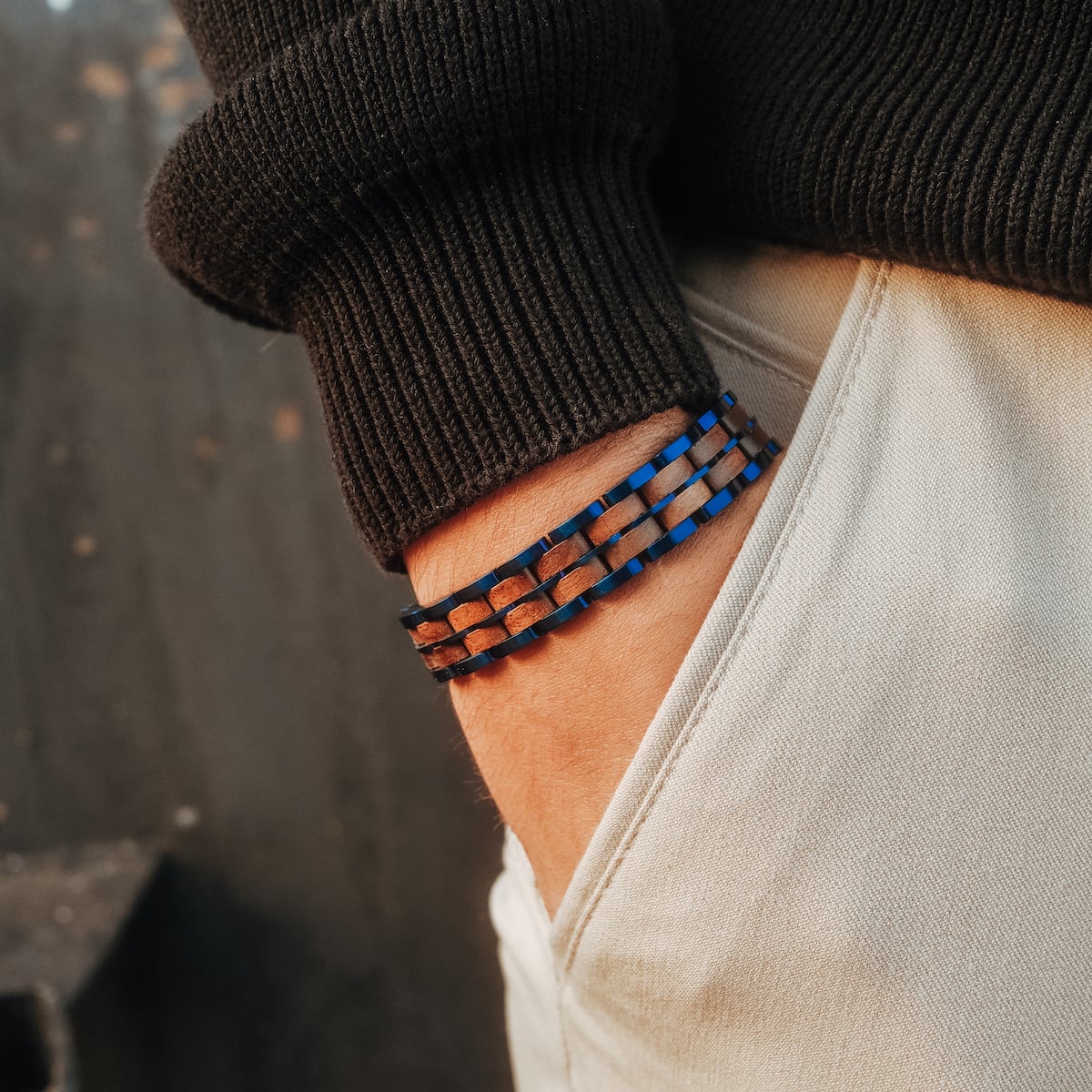 "Kanon", a stylish bracelet with walnut wood and blue accents.