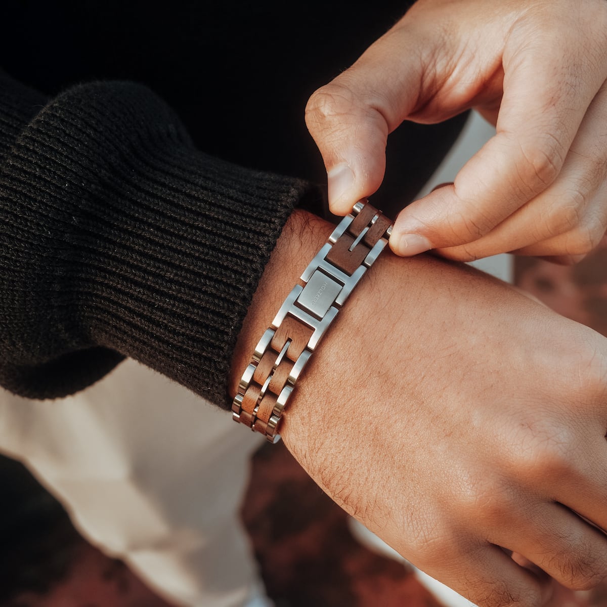 "Kanon" bracelet featuring a stylish blend of walnut wood and silver metal links.