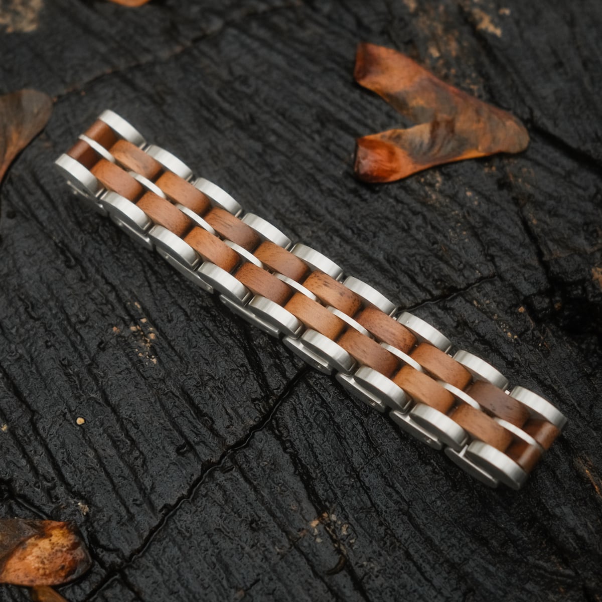 "Kanon", elegant bracelet with walnut and silver accents, showcasing a modern and natural design.