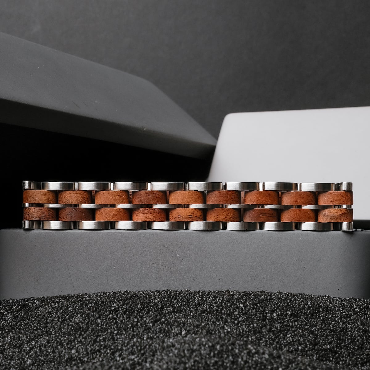 "Kanon", a bracelet in walnut and silver, featuring a sleek, modern design.