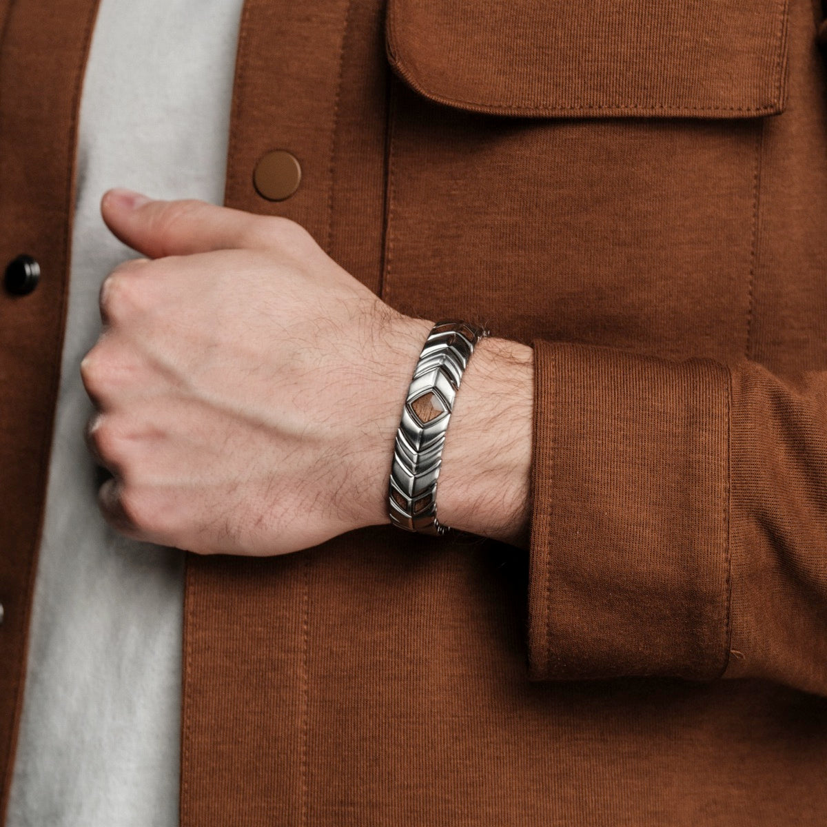 Bracciale "Prelude" in un design elegante in noce e argento, indossato al polso per un look elegante.