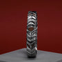 Bracciale "Prelude" in un modello di cinoce e argento su un ricco sfondo rosso.