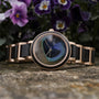 L'orologio "The Fearless" con un design in piuma d'acero e pavone con un look elegante ed elegante.