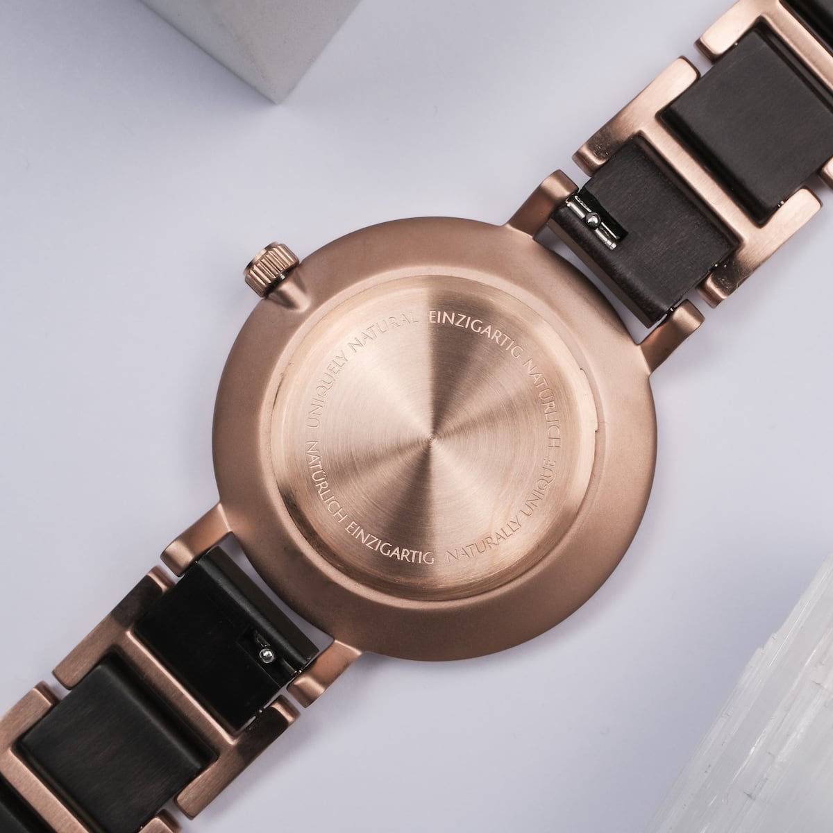 Orologio da polso "The Fearless" con disegno in piuma d'acero e pavone, che mostra uno stile unico ed elegante.