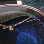 "The Fearless" orologio con acero e design piuma pavone, con eleganti mani in bronzo e colori vivaci.