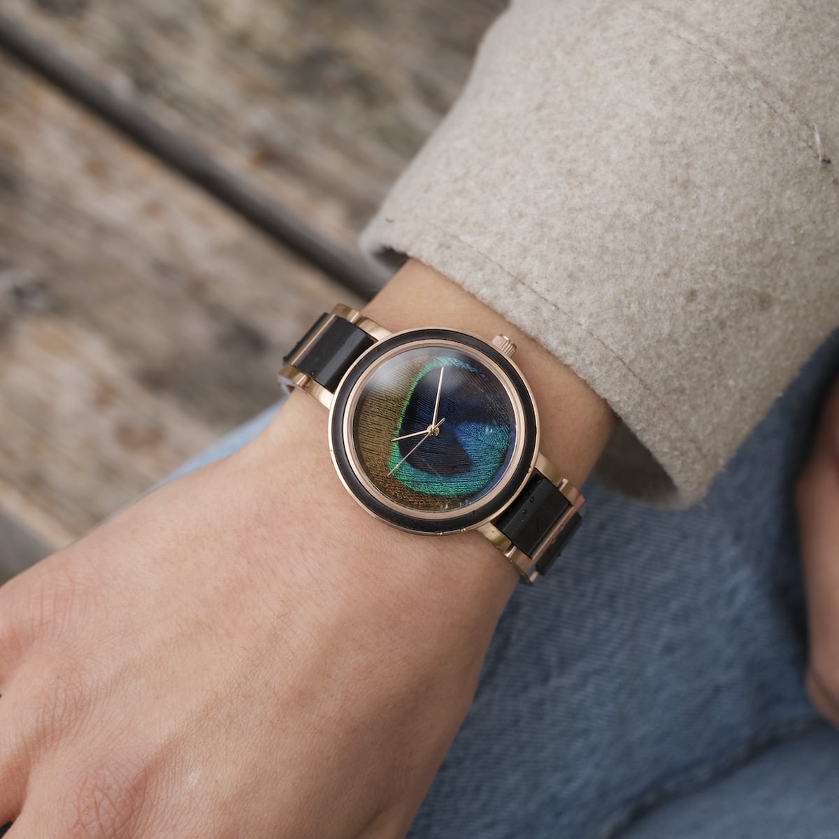 "The Fearless", un orologio elegante con accenti acero e un design sorprendente piuma pavone.