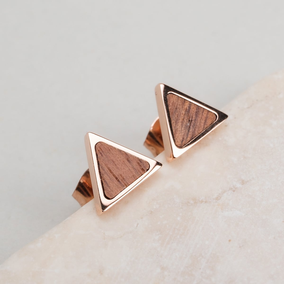 Orecchini in scala: Orecchini in oro noce e rosa con un design elegante e triangolare.