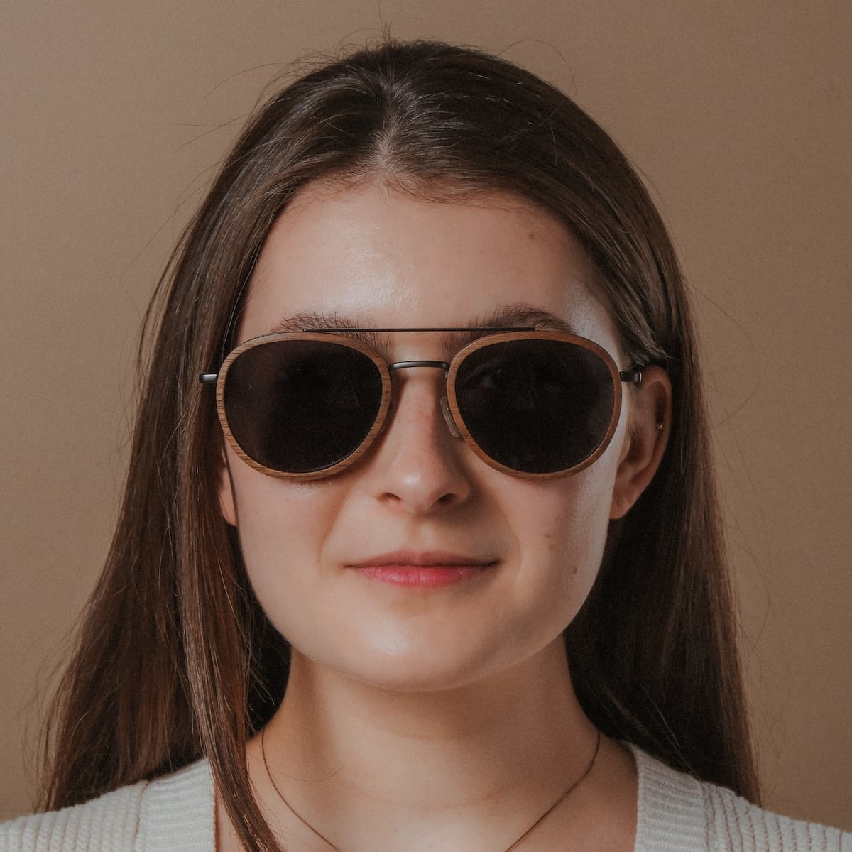 "The Risky" sunglasses in walnut/dark grey, featuring a sleek, modern design.