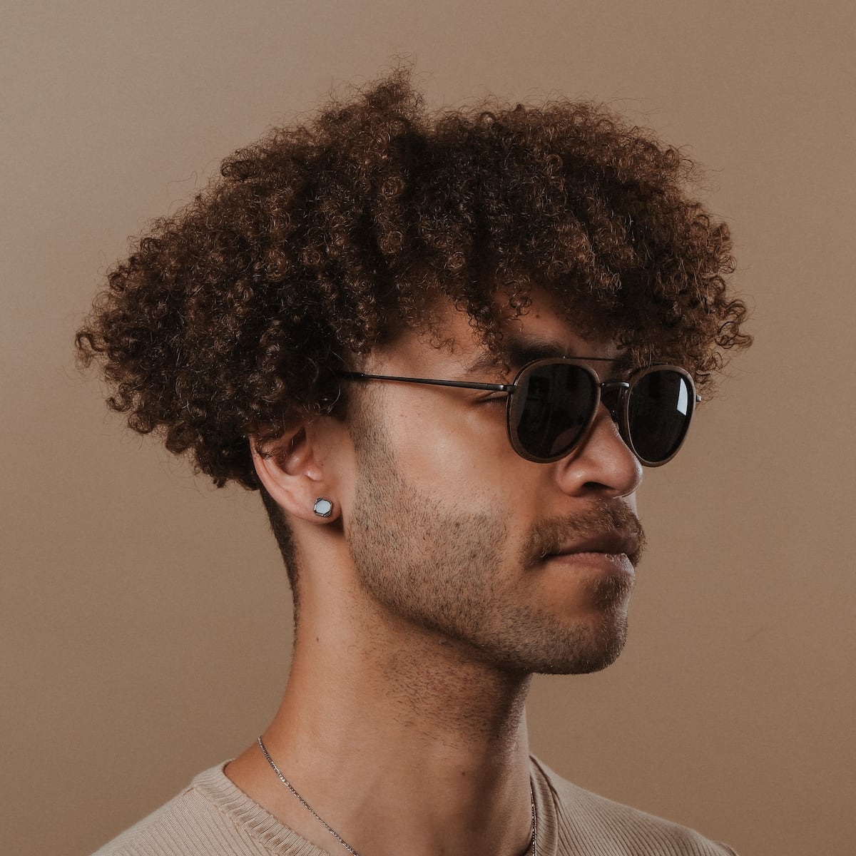 "The Risky", stylish sunglasses in walnut and dark grey, featuring a modern design.