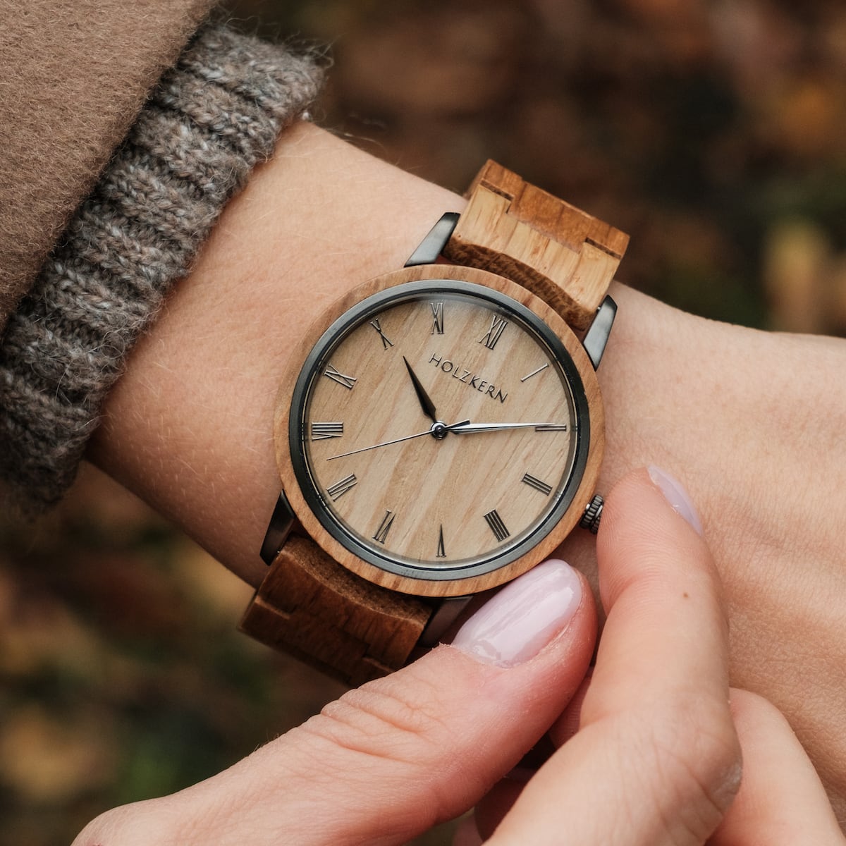 "Taro", un elegante orologio da polso in legno con un elegante finitura rovere e un design classico.