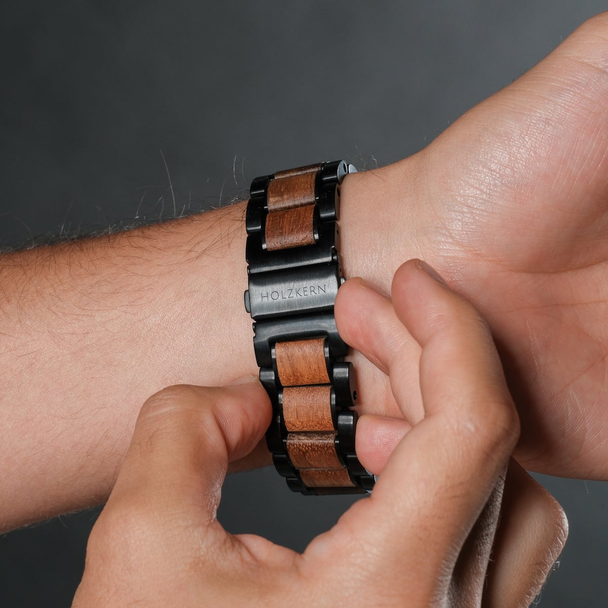 "Lancelot" watch with teak and marble materials, featuring a stylish and elegant design.