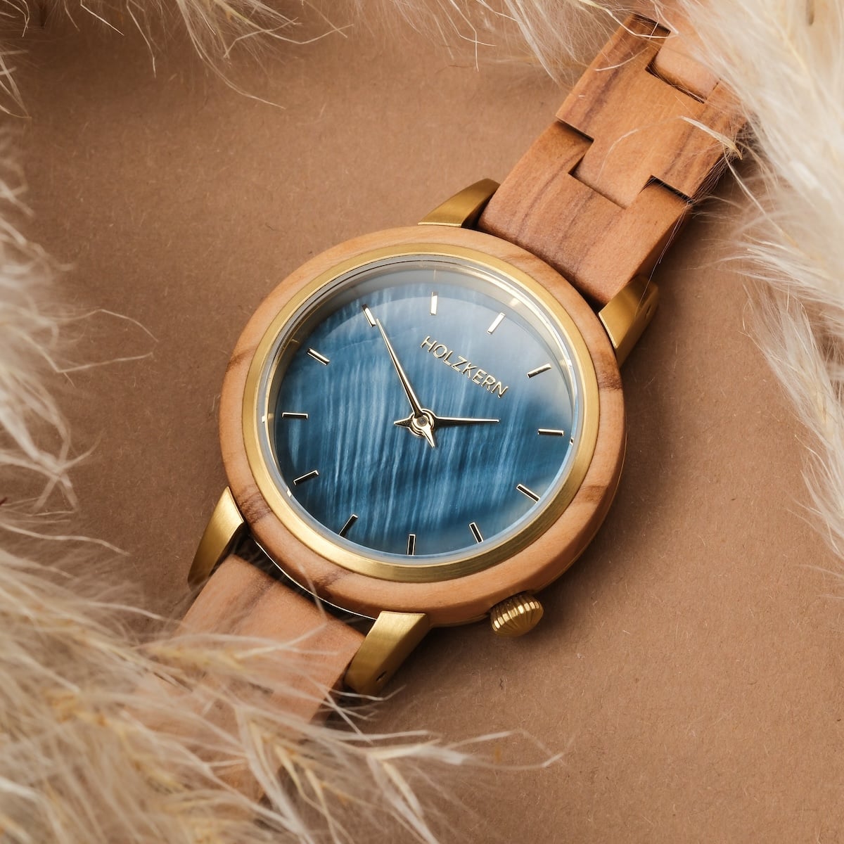 Orologio "Antrim" con cinturino in legno e quadrante blu, caratterizzato da un design caldo ed elegante.