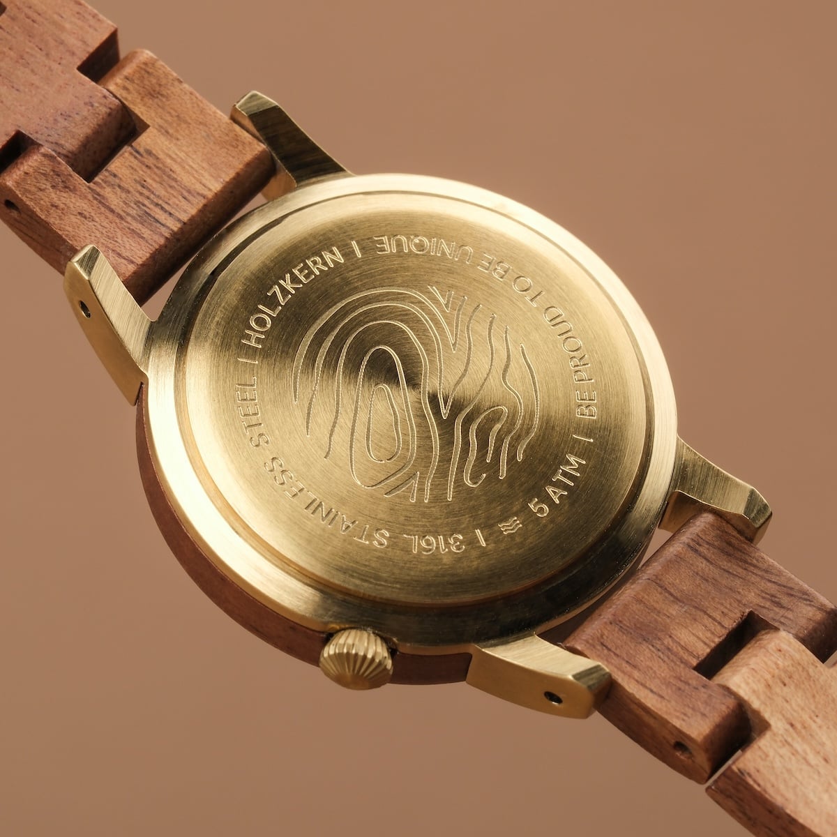 Orologio "Antrim" con una fascia in legno e in ottone inciso per un look naturale ed elegante.