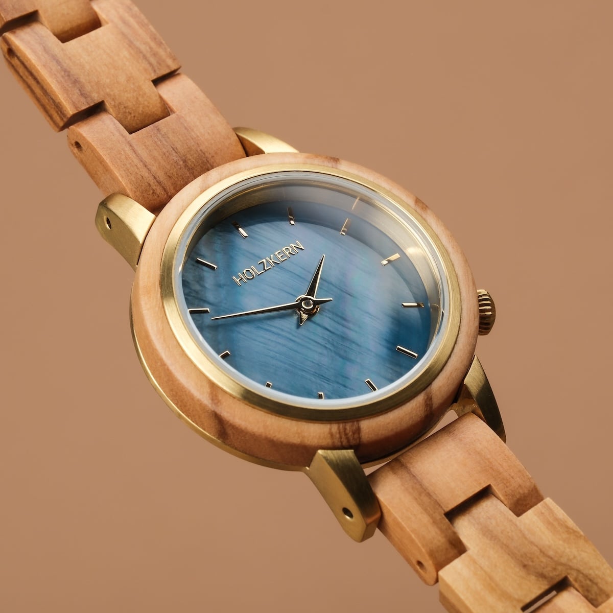 Orologio "Antrim" con una fascia di olive e un viso nacre, caratterizzato da un design naturale ed elegante.