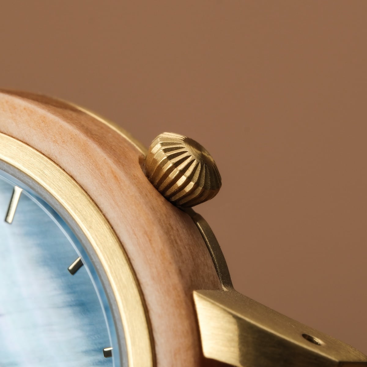 "Antrim", orologio di lusso in finitura olive/nacre, che mostra design elegante e dettagli intricati.