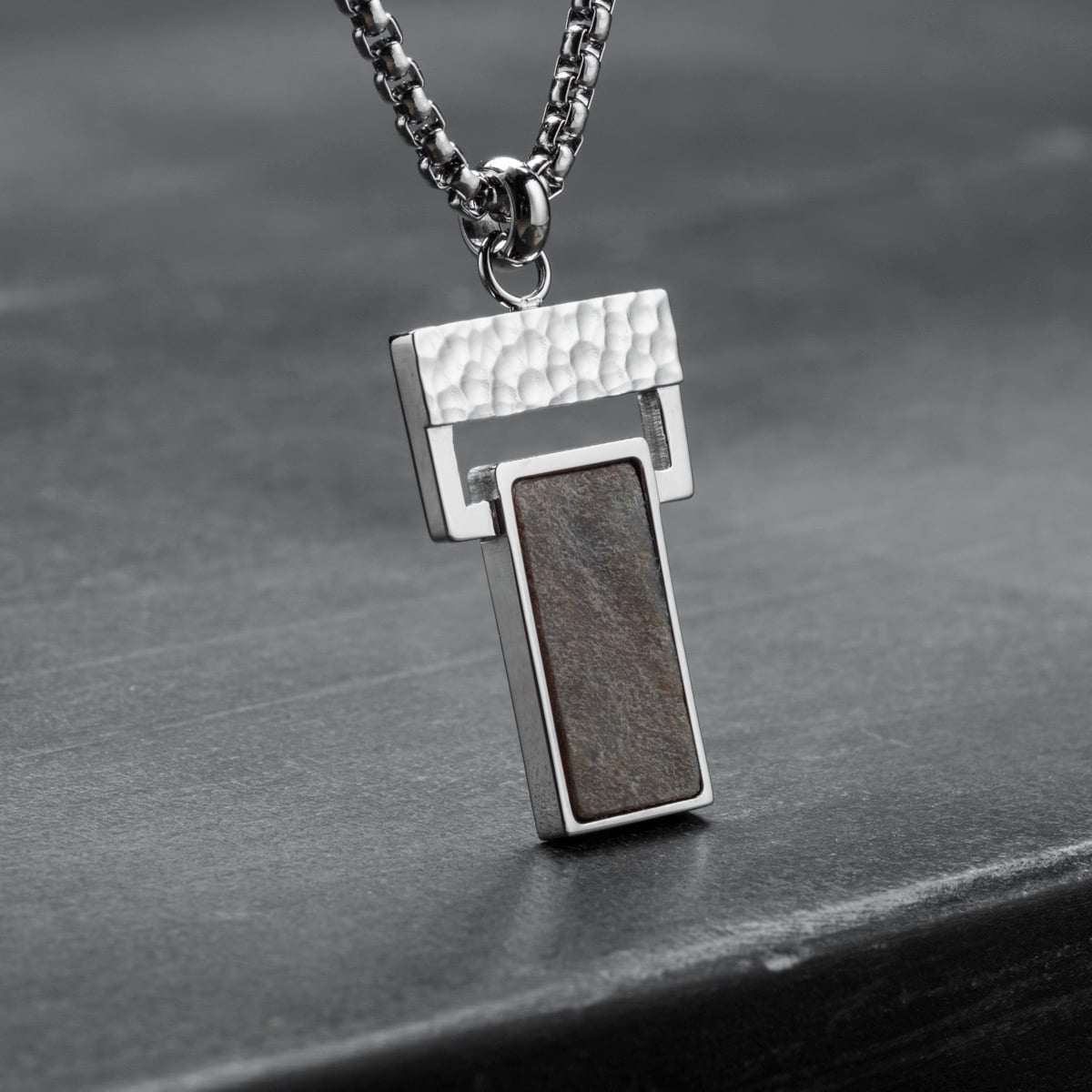 Collana "trascendente" con un design ardesia e argento con uno stile moderno e texture.