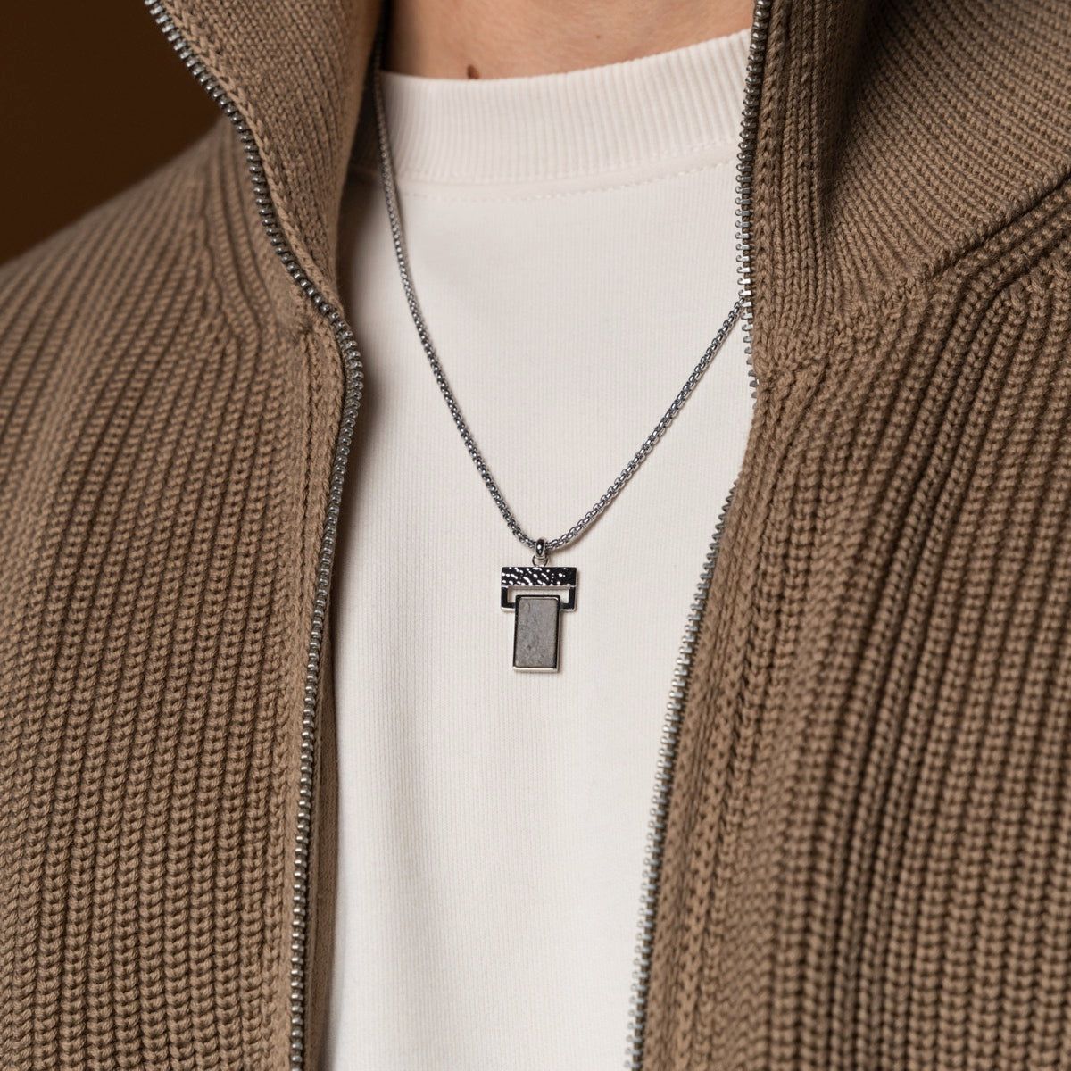 Collana "trascendente" in ardesia e argento, con un design moderno e texture.