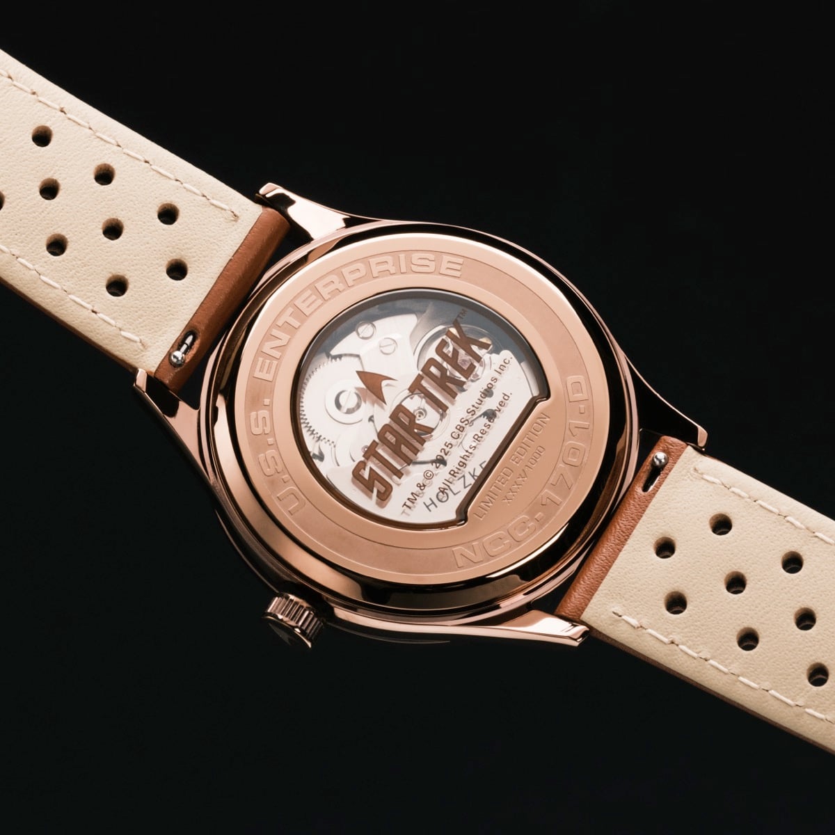 "NCC-1701-D", elegante orologio da polso con finitura oro rosa e cinturino in pelle crema.