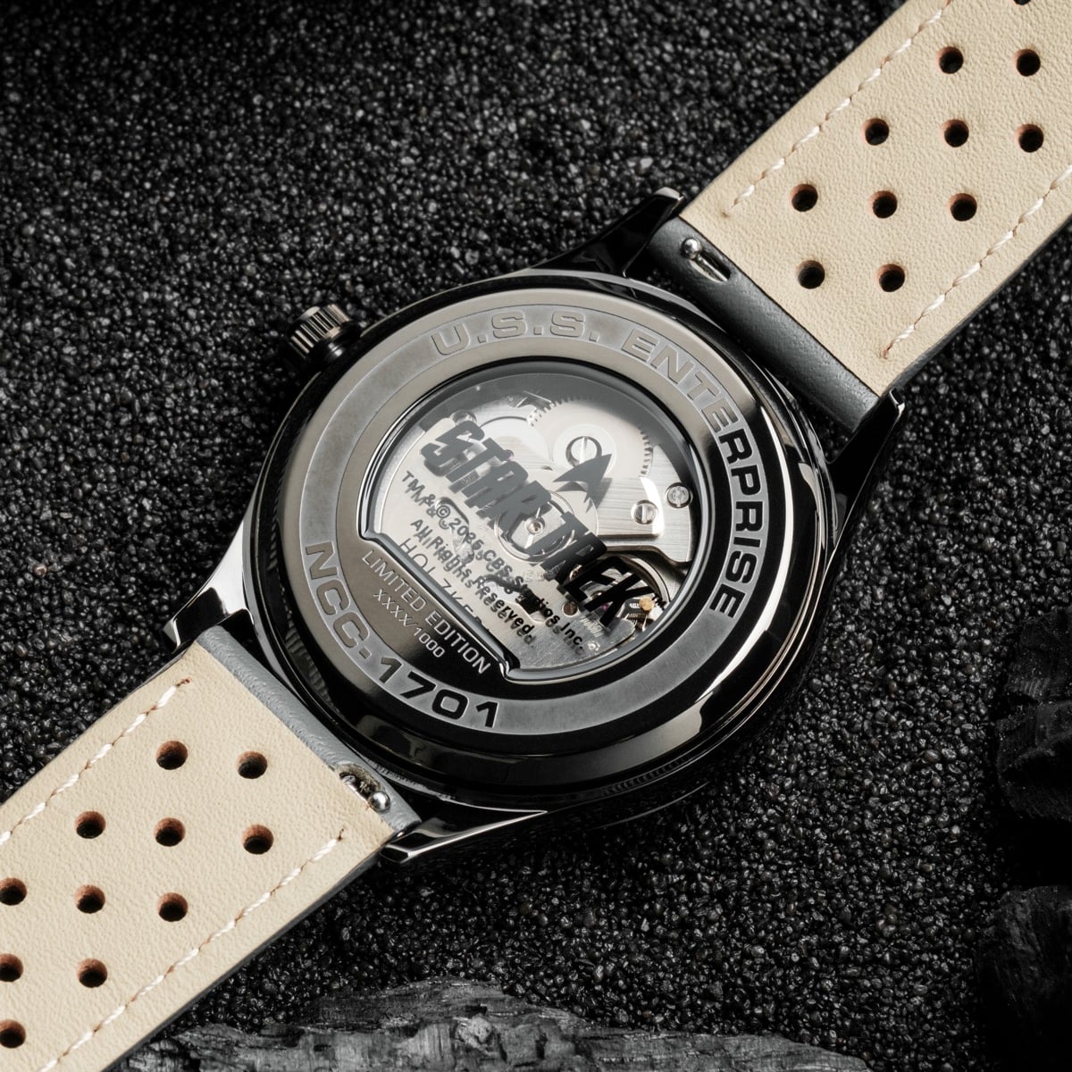 Orologio "NCC-1701" con giada e tonalità grigio scuro con un design elegante.