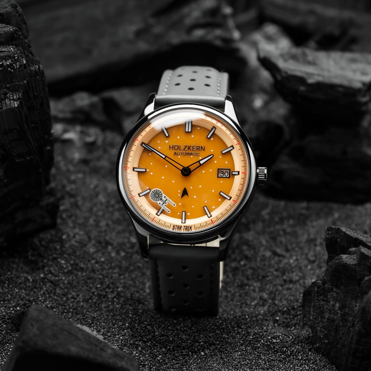Orologio "NCC-1701" con giada e colori grigio scuro con un design elegante e moderno.