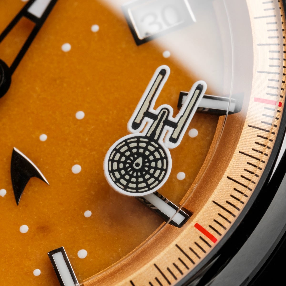 Orologio "NCC-1701" con un caratteristico giada e grigio scuro design con dettagli intricati.