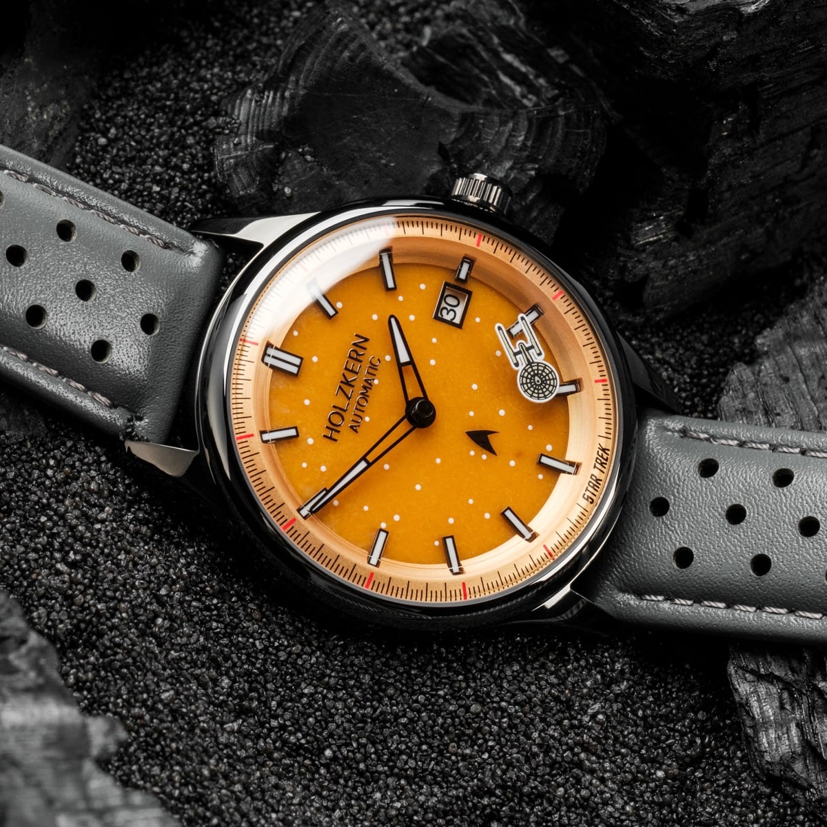 Orologio "NCC-1701" con un quadrante arancione sorprendente con giada e accenti grigio scuro.