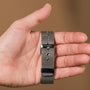 "Comfort Crusher", un elegante cinturino con un design a rete argento e accenti acero.
