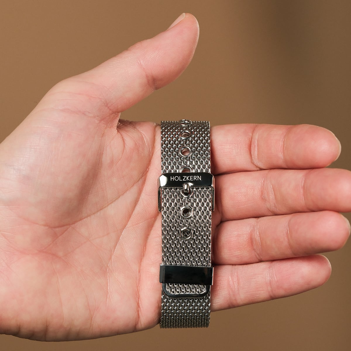 "Comfort Crusher", un elegante cinturino con un design a rete argento e accenti acero.