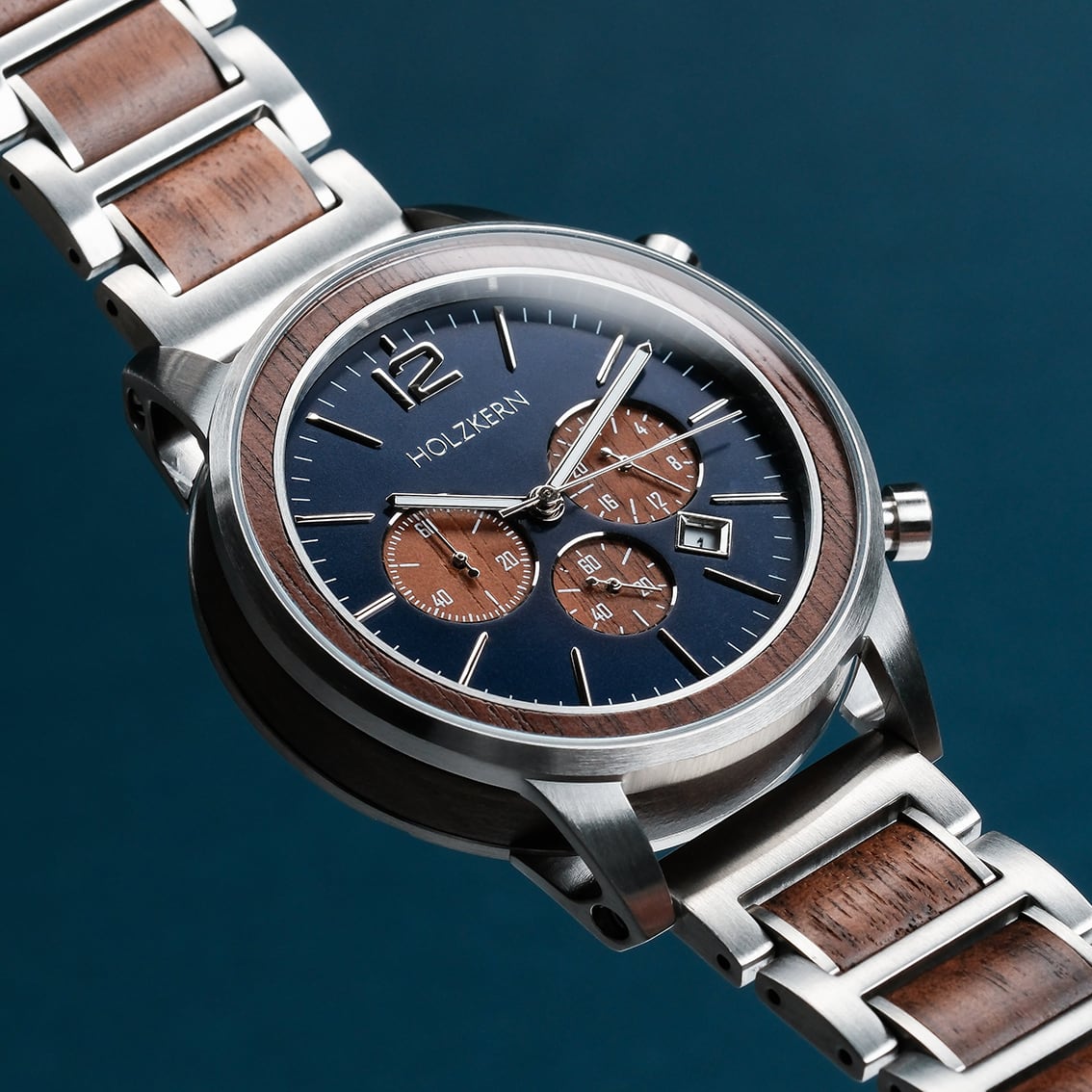 Orologio "Oscar" con accenti di noce, quadrante blu, e un design elegante e moderno.